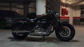 Harley Davidson XL Custom Negra