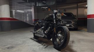 Harley Davidson XL Custom Negra