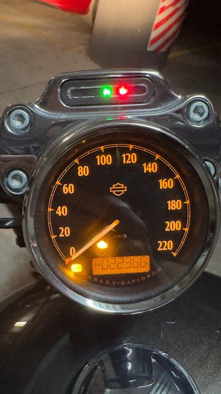 Harley Davidson XL Custom Negra