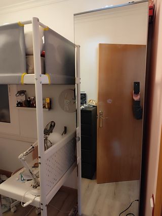 Litera con escritorio, armario y silla