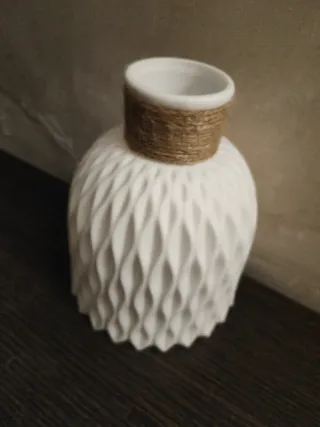 Jarrón blanco con cuerda decorativa