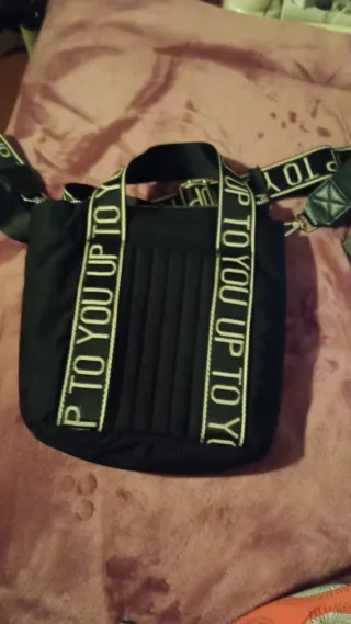 Bolso negro con logo