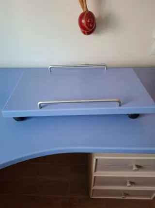 Mesa estudio grande, cajonera y base con ruedas.