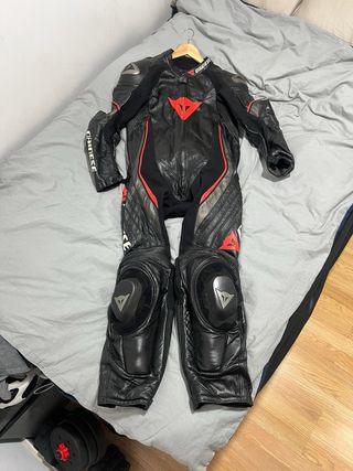 Mono Dainese Cuero Moto Negro Rojo