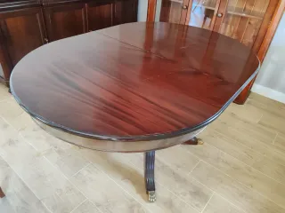 Mesa de comedor ovalada de caoba