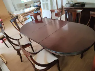 Mesa de comedor ovalada de caoba