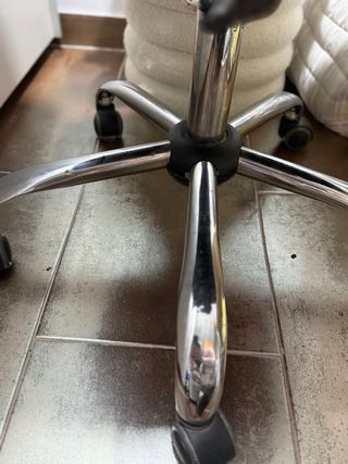 Silla ergonómica negra de oficina