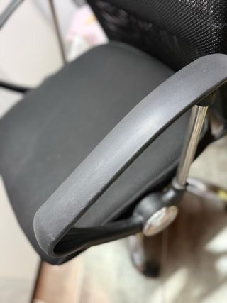 Silla ergonómica negra de oficina