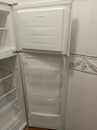 Frigorífico BECKEN A+ con congelador