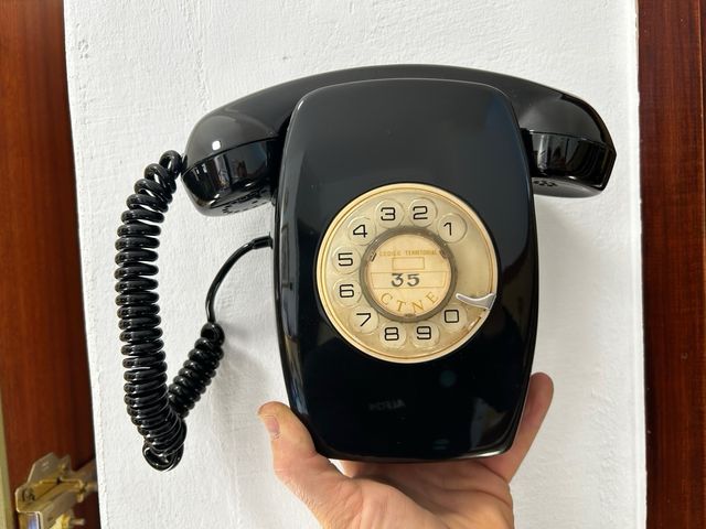 Teléfono antiguo negro