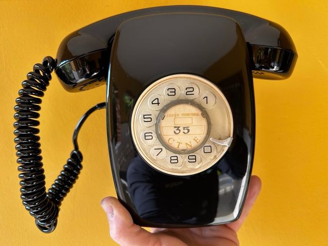 Teléfono antiguo negro