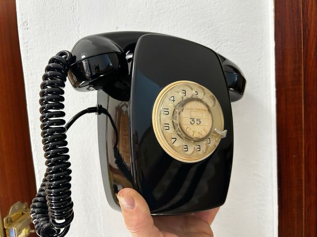 Teléfono antiguo negro