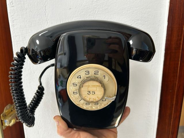 Teléfono antiguo negro