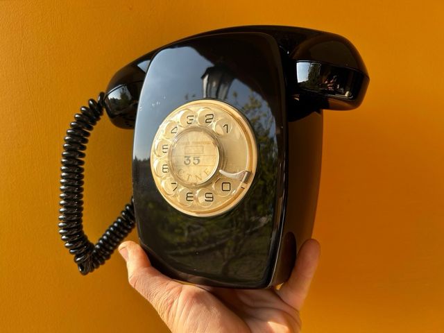 Teléfono antiguo negro