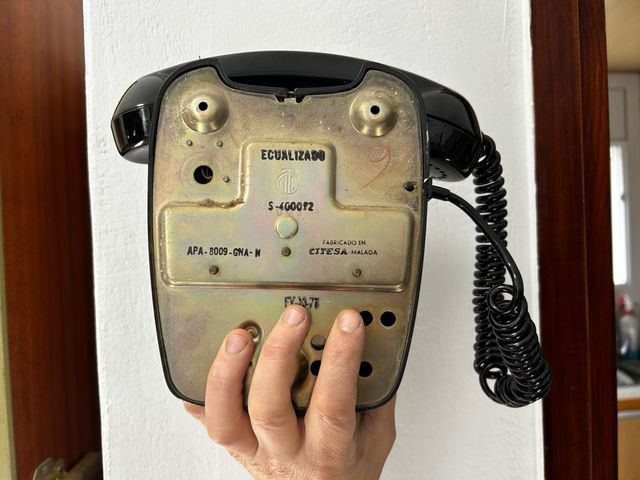 Teléfono antiguo negro