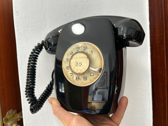 Teléfono antiguo negro