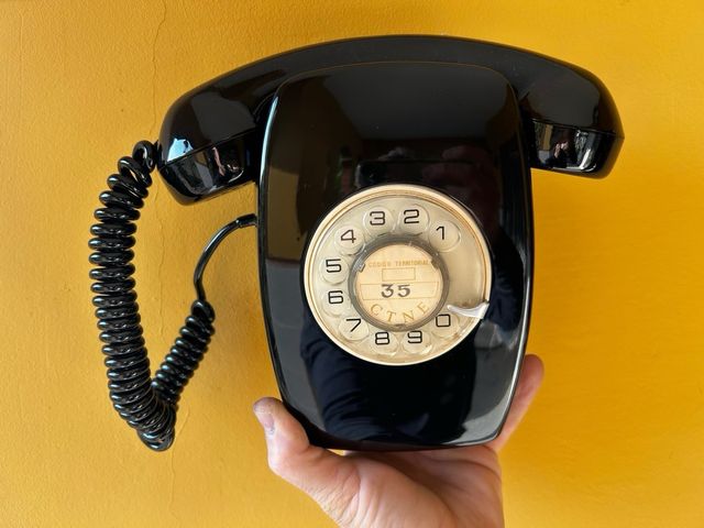 Teléfono antiguo negro