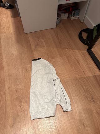 Sudadera gris y negra