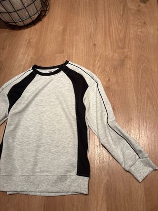 Sudadera gris y negra