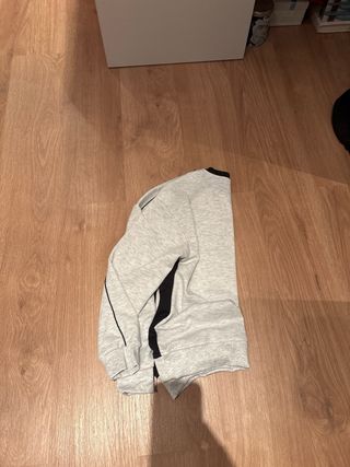 Sudadera gris y negra