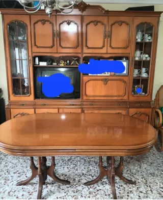 Mueble de comedor de madera y cristal