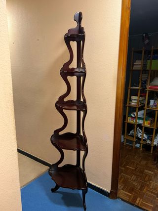 Estantería rinconera de madera oscura