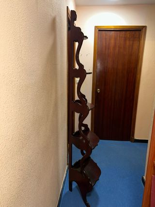 Estantería rinconera de madera oscura