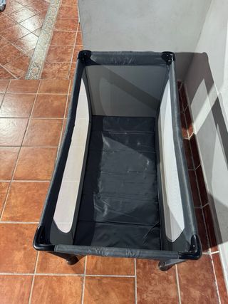Cuna de viaje gris