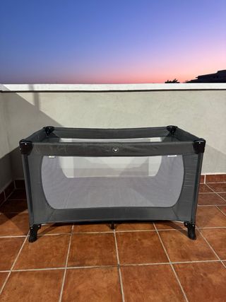 Cuna de viaje gris