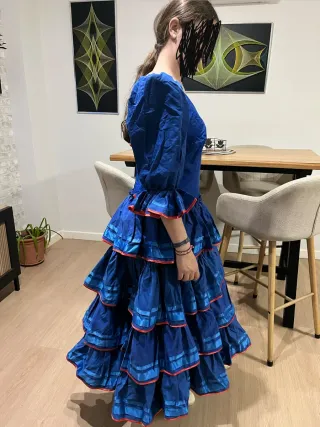 Traje de flamenca azul y rojo.