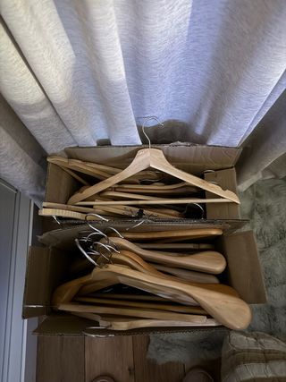 50 perchas madera y metal