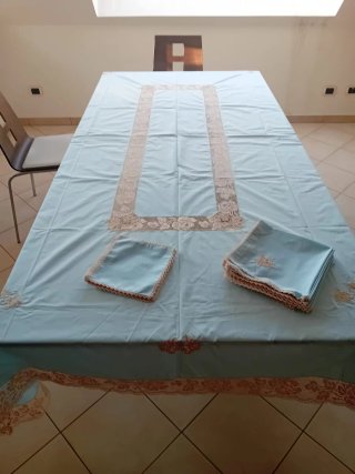 Tovaglia cotone e pizzo con tovaglioli.