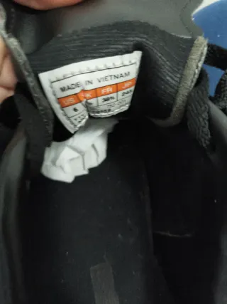 Botas de futbito Adidas negras y rojas.