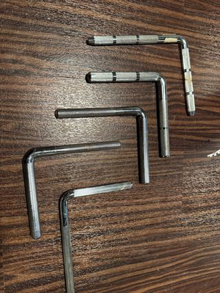 Abrazaderas tipo L para batería. 5€ cada uñas