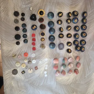 Lote de botones y pulsera dorada