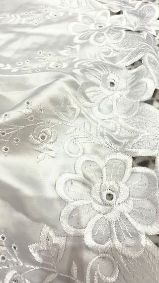 Edredón blanco satinado bordado 135