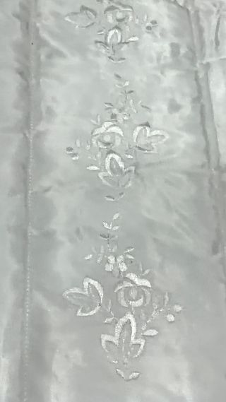 Edredón blanco satinado bordado 135