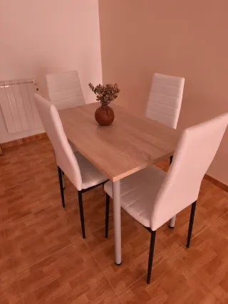 Mesa y 4 Sillas Comedor