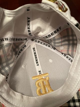 Gorra Burberry Blanca con Logo Dorado