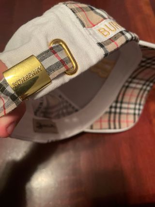 Gorra Burberry Blanca con Logo Dorado