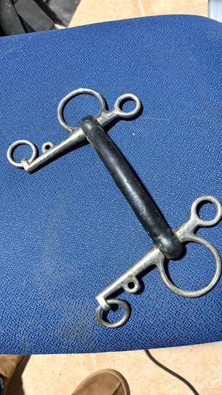 Bocado Pelham recto goma dura