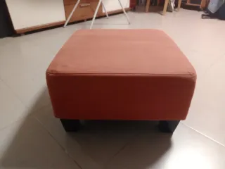 2 pufs cuadrados con patas (50 x 50 x 30)