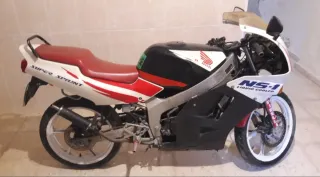 Honda NS1 Roja Blanca y negra