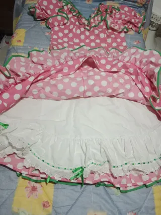 Traje de flamenca rosa lunares blancos.largo 130cm