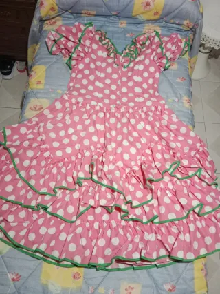 Traje de flamenca rosa lunares blancos.largo 130cm