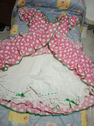 Traje de flamenca rosa lunares blancos.largo 130cm