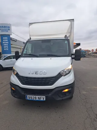 Iveco Furgón Blanco con trampilla