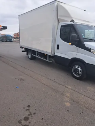Iveco Furgón Blanco con trampilla