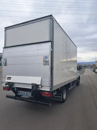 Iveco Furgón Blanco con trampilla