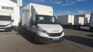 Iveco Furgón Blanco con trampilla